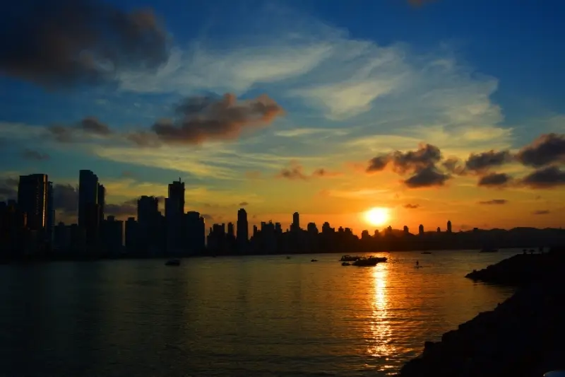 O encanto do sol entre os arranha-céus