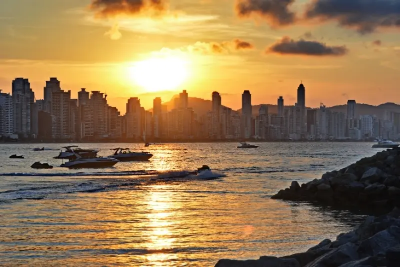 Confira 8 dicas e saiba como aproveitar ainda mais o pôr do sol em Balneário Camboriú