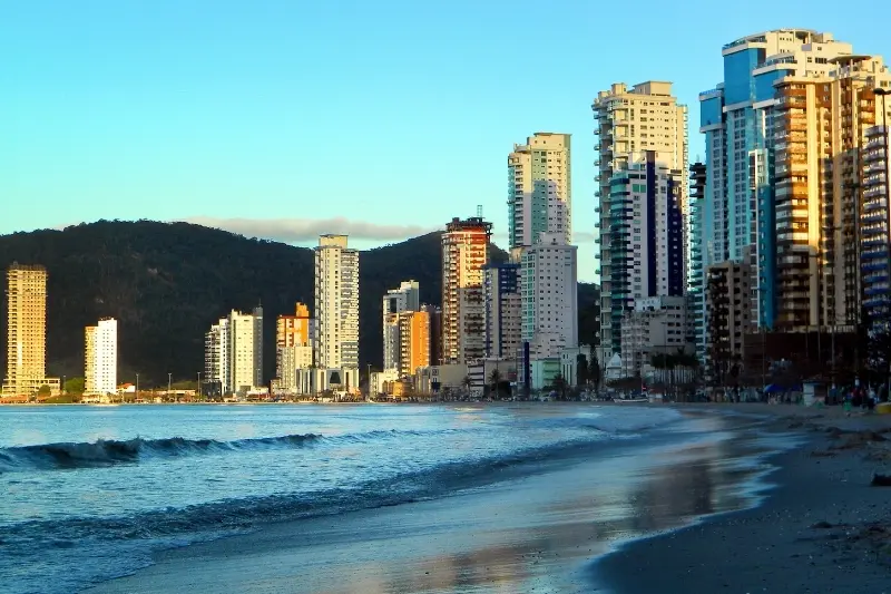 Que horas o sol nasce em Balneário Camboriú?